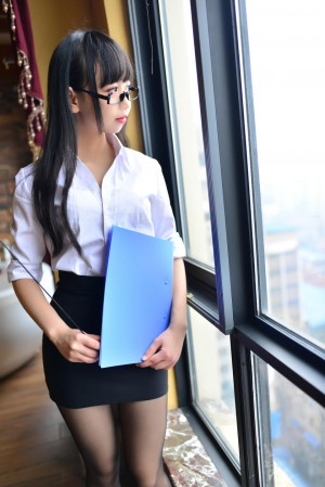 网红Cos小姐姐@雪琪 – 长腿教师黑丝 [29P/319MB]|