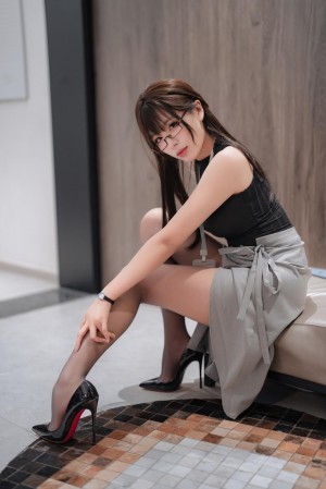 轩萧学姐  眼镜娘OL [85P3V-1.29GB]|